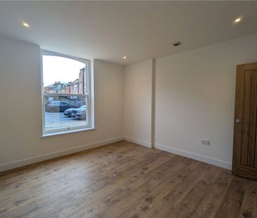 Spacious One-Bedroom Apartment with Versatile Additional Reception ... - Photo 4