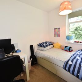 3 bedroom House in Park Edge Close, Leeds - Photo 1