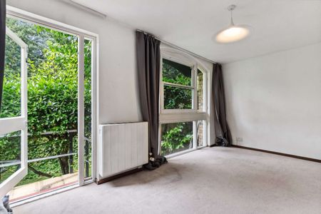 A modern town house with roof terrace and garden in Petersham's popular Meadow Close - Photo 5