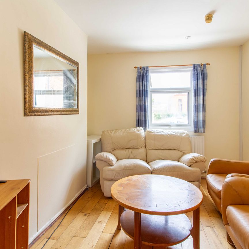 Room 1 - Photo 1