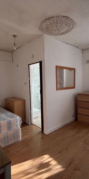 Studio Flat, Buckingham Road, NW10 - Photo 1