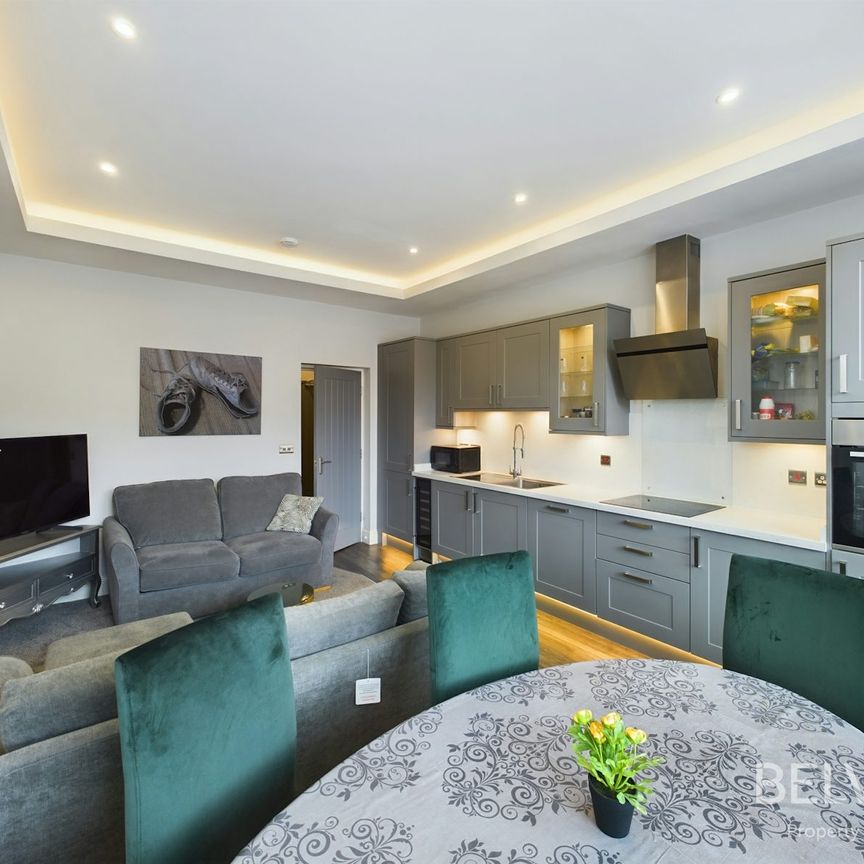 Flat to rent on - Photo 1