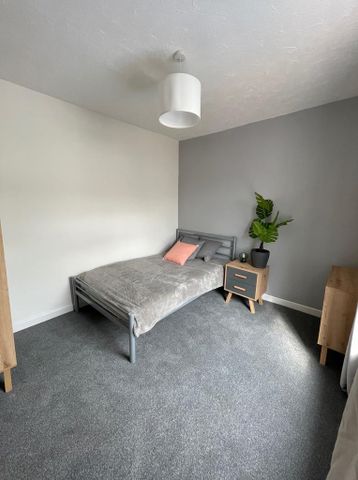 4 bedroom end of terrace house to rent - Photo 2