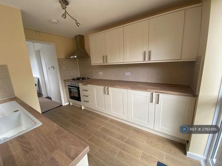 3 bedroom semi-detached house to rent - Photo 5