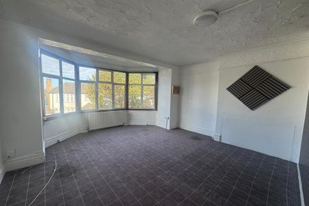 4 bedroom flat to rent - Photo 2