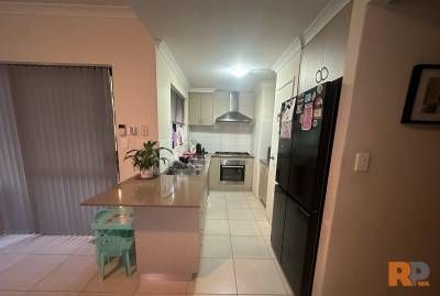 Lovely Three Bedroom Two Bathroom Home! - Photo 2
