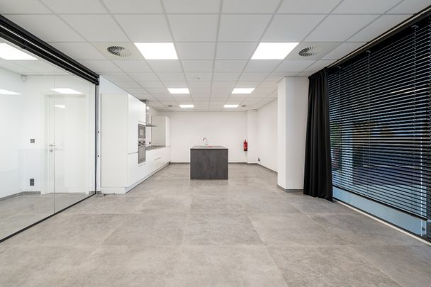 Moderne bedrijfsruimte met kantoren, showroom en loods in Bellegem (bedrijventerrein Emdeka) - Photo 1