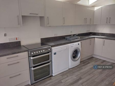 5 bedroom semi-detached house to rent - Photo 2