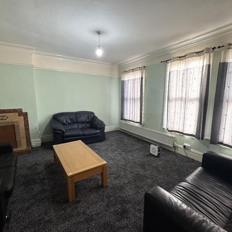 4 bedroom terraced house to rent - Photo 1