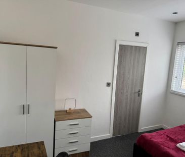 1 bedroom in a house share to rent - Photo 4