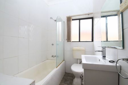 Three Bedroom Family Home - Photo 4