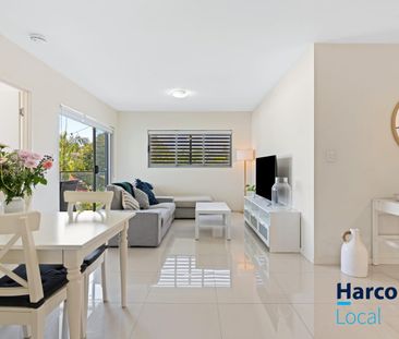 Modern Top Floor Unit - Offering Convenience and Style - Photo 1