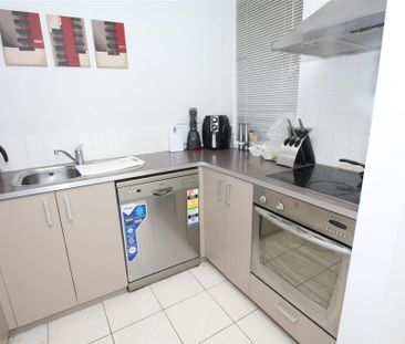 Clean and Tidy home for Family - Photo 1