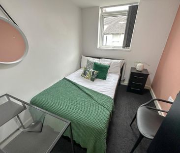 6 bedroom terraced house to rent - Photo 4