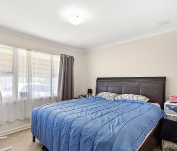 5 Keeley Way, Girrawheen WA 6064 - Photo 4