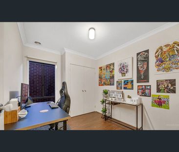 Open-spaced, light-filled living! - Photo 1