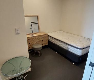 Large 2 Bedroom Unit - Secured carpark included! - Photo 5