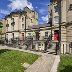 A two bedroom apartment to rent in this delightful Georgian building in the centre of Reading with an allocated parking space. - Photo 2