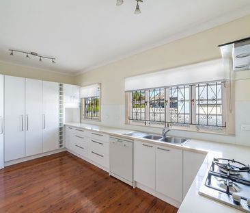 Charming Cottage in Sought-After Morningside Pocket! - Photo 6