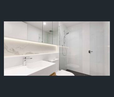 Modern Three-Bedroom Residence with Integrated Fridge - Photo 4