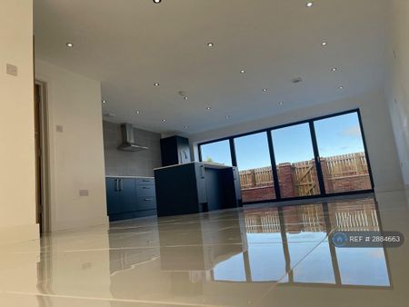 4 bedroom detached house to rent - Photo 4
