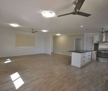 Entertainers Delight! MASSIVE Brick 4x2 Family Home! - Photo 4