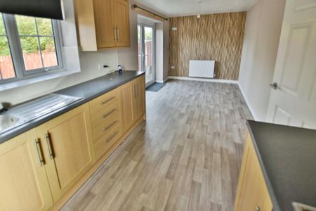 3 bedroom detached house to rent - Photo 3