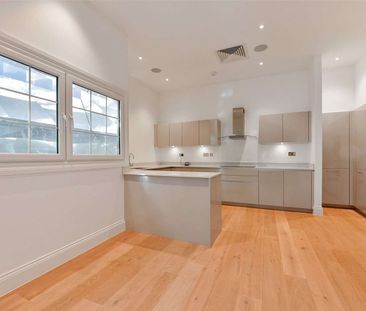 A modern and spacious duplex apartment in central Windsor with off-... - Photo 2