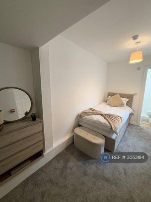 1 bedroom in a house share to rent - Photo 1