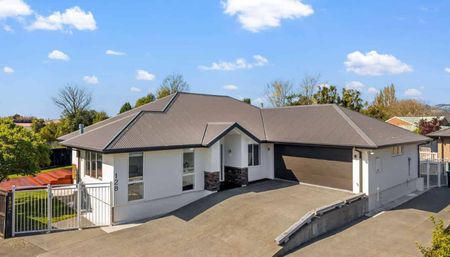 Executive Four Bedroom Family Home! - Photo 5