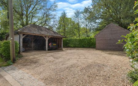 Character family home in a village setting - Photo 5