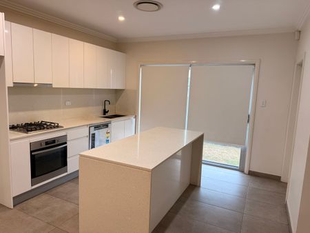 3 Bedrooms Townhouse - Photo 2