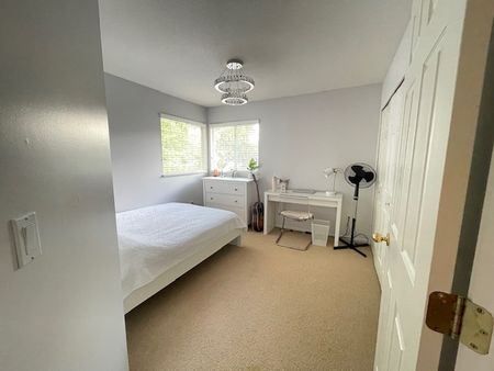 Bright, Spacious 4 Bedrooms/3 Bathrooms Home in White Rock - Photo 2