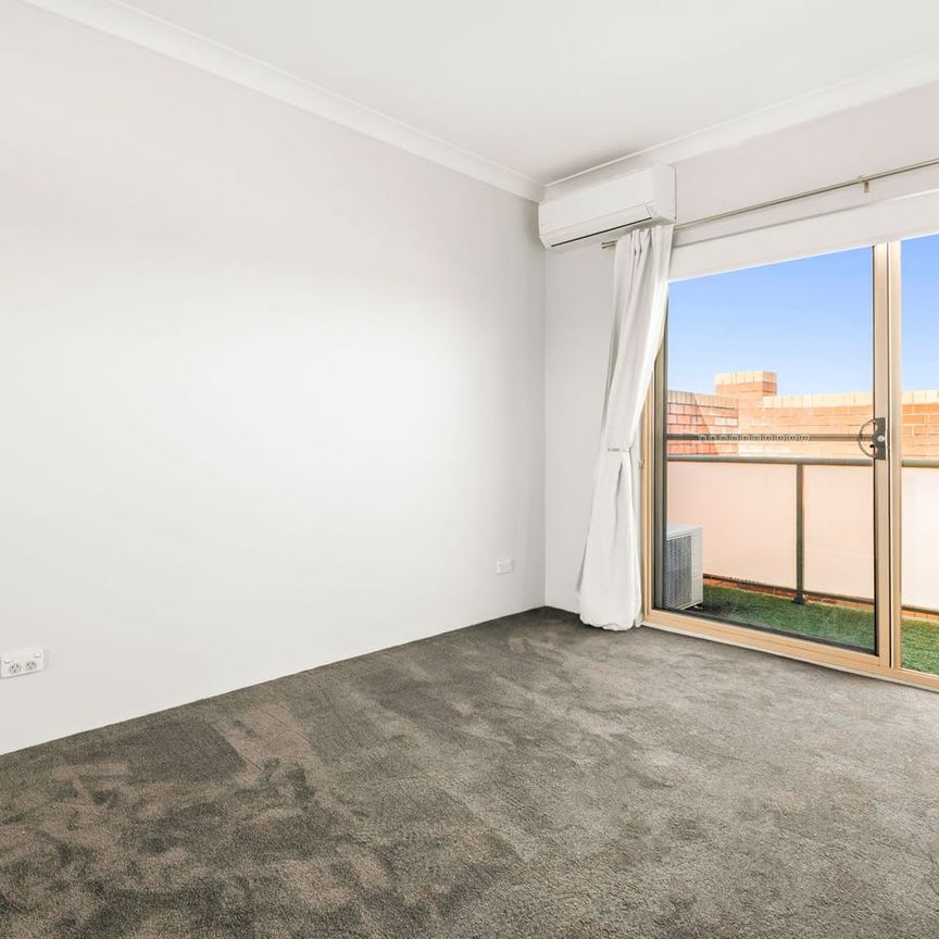 FOOTSTEPS TO CROYDON VILLAGE - Photo 1