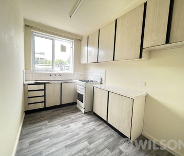 One bedroom apartment in perfect location - Photo 2