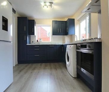 2 Bedroom Mews Available Arranging tenancy - Photo 4