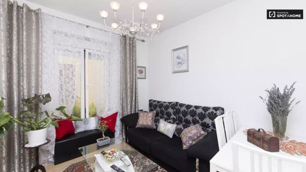 Single Bed in Room in a shared 4-bedroom apartment for rent in Jerónimos, all bills included onlyFemales professionals. - Photo 1