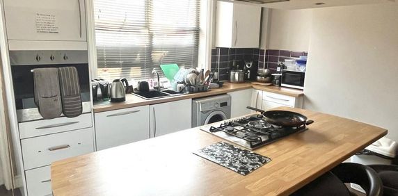 1 bedroom in a house share to rent - Photo 2