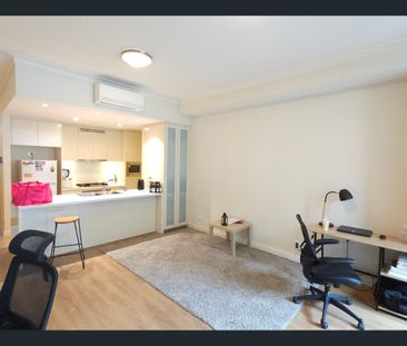 Rare! Townhouse style Oversized One Bedroom Apartment with Front/balconies.Quite Street , 2mins walk to station - Photo 1
