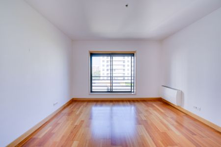 Apartamento T3 para arrendar na Urbanização Alto dos Moinhos, Benfica - Photo 2