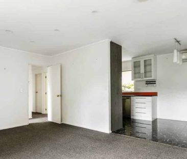 Spacious Single Level Living in Convenient New Lynn - Photo 5