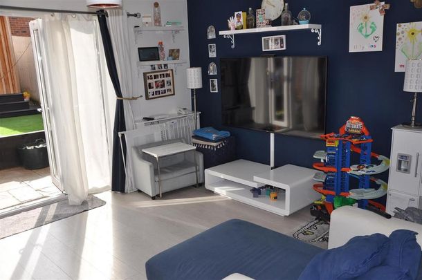 3 bedroom end of terrace house to rent - Photo 1