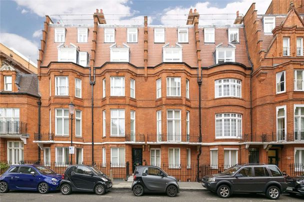 A bright, top floor apartment with lift access, well located for the amenities of Knightsbridge the nearest transport links include Knightsbridge Piccadilly line underground station. - Photo 1