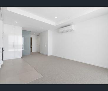 NEAR NEW , RIVERSIDE - 5 STAR LUXURY LIVING !!! - Photo 3