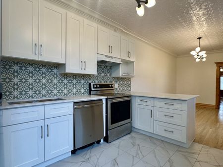 Parc Jeanne-Mance: condo de 2 chambres complètement rénové, offert en location semi-meublé! - Photo 3