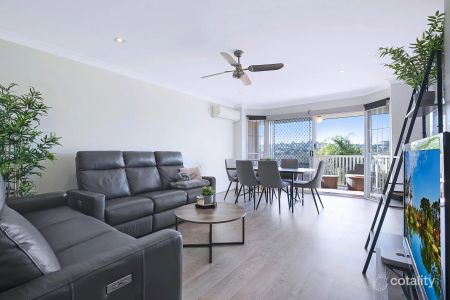 Light-Filled Apartment in Prime Windsor Location - Photo 3