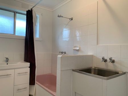 Two bedroom unit in prime location! - Photo 5