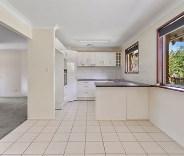 CHARMING FAMILY HOME IN THE HEART OF PETRIE - Photo 3