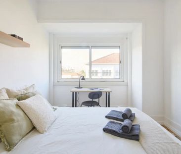 Room in a shared 10-bedroom apartment for rent in Lisbon - Photo 5