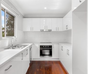 Renovated family home with workshop - Photo 4